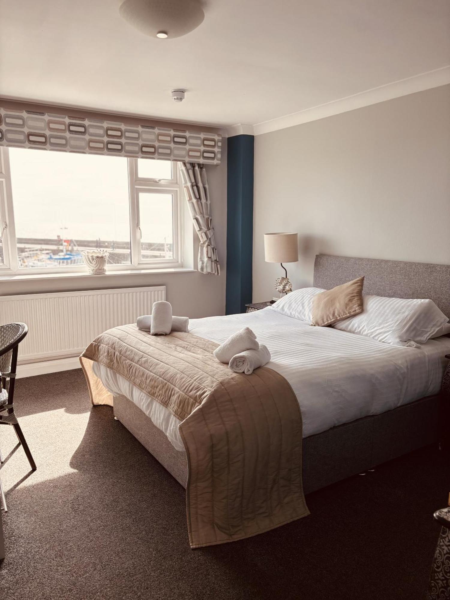 Salt On The Harbour Bed & Breakfast Бридлингтън Стая снимка
